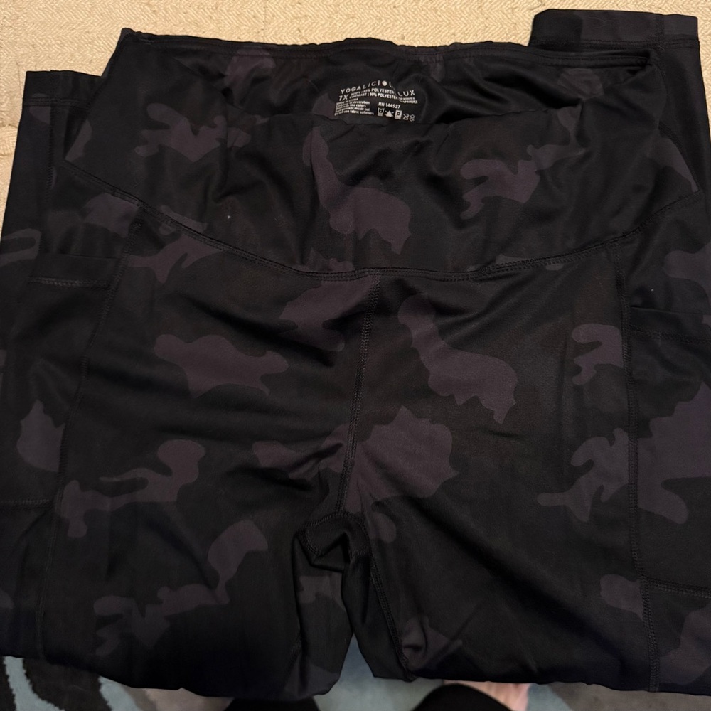 Women’s Black Camo Performance capris